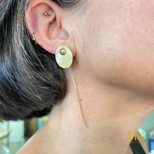 Orecchini Fiorellino madreperla champagne - immagine 2