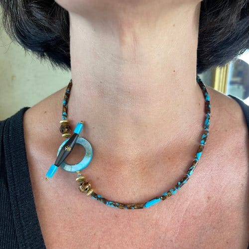 Collana corta azzurra e marrone - immagine 2