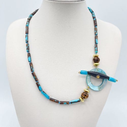collana corta azzurra e marrone collana corta azzurra e marrone gioielli artigianali Monica Gialdini gioielli Lugano