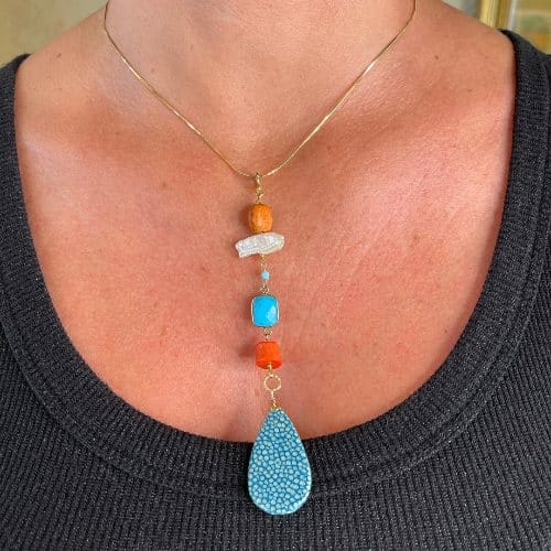 Collana pendente azzurra, rossa e perla bianca - immagine 3