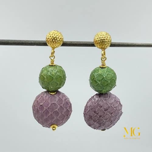 orecchini pendenti argento dorato e pelle verde e viola orecchini fatti a mano Monica Gialdini gioielli Lugano
