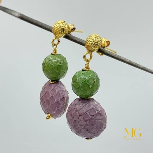 Orecchini pendenti argento dorato e pelle verde e viola - immagine 2