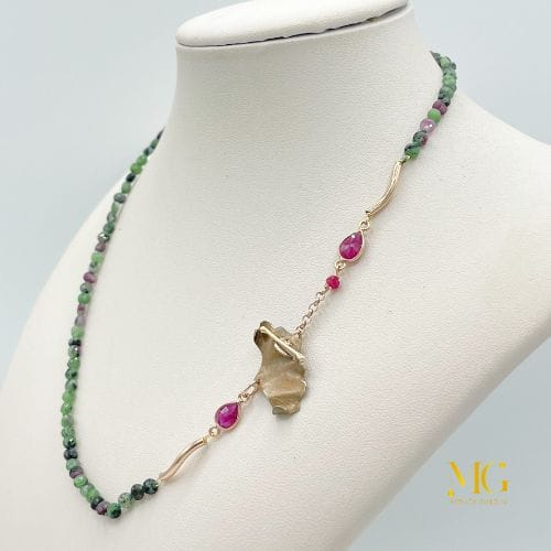 Collana corta rubini e verde - immagine 4