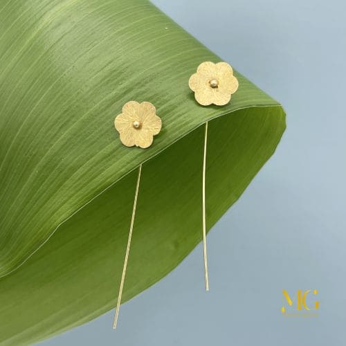 Orecchini pendenti fiorellino in argento bagnati oro giallo orecchini pendenti fiorellino in argento bagnati in oro giallo gioielli artigianali Monica Gialdini gioielli Lugano