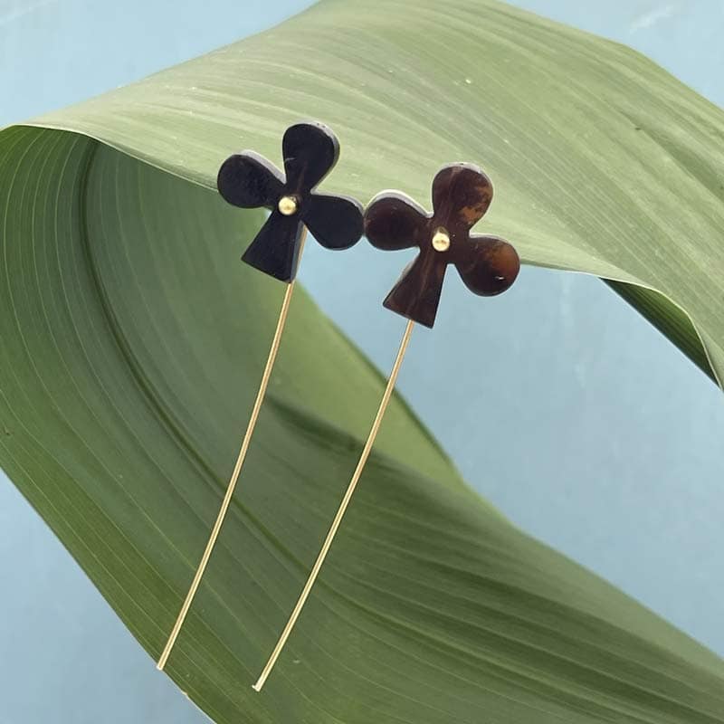 orecchini-fiorellino-madreperla-trifoglio Orecchini di madreperla nera a forma di trifoglio Monica Gialdini gioielli fatti a mano Lugano
